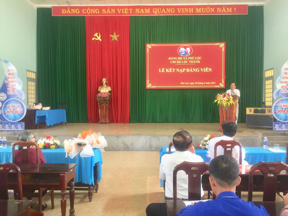 Chủ tịch HĐND xã phát biểu chúc mừng